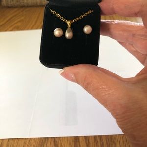 Simulated pearl necklace and earrings NEW!